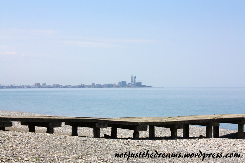 Plaża, mostek i Batumi na horyzoncie.