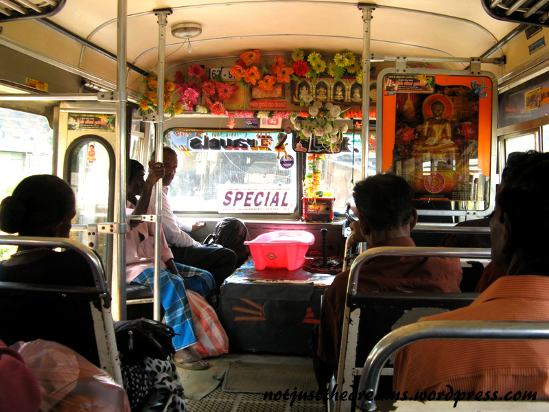 Lankijski autobus. Niech Was nie zmyli pustka w środku. Dopiero czekamy na pierwszym przystanku :)