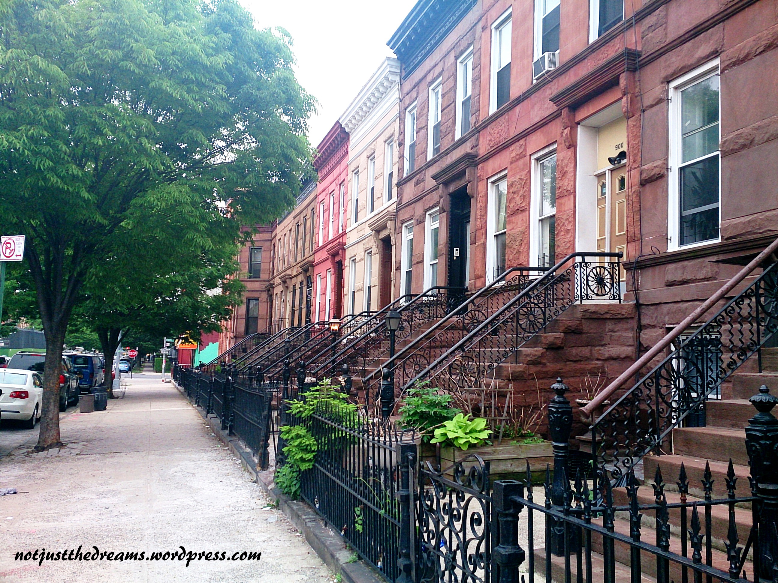 Spokojne ulice Brooklynu. Dzielnica zamieszkała głównie przez latynosów. 