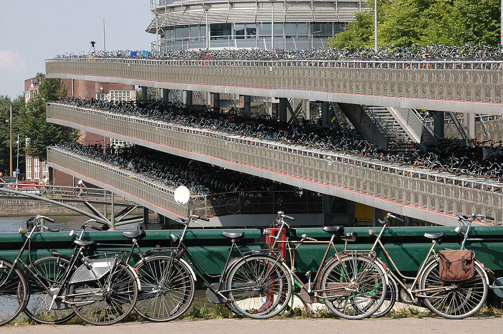 Parking rowerowy w centrum Amsterdamu.
Źródło: Wikipedia (http://nl.wikipedia.org/wiki/Fietsflat#mediaviewer/File:Bicycle_parking_lot.jpg)