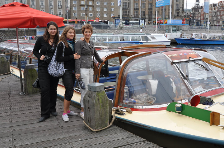 W Amsterdamie warto zanurzyć się w kanale. Najlepiej tradycyjnym tramwajem wodnym.