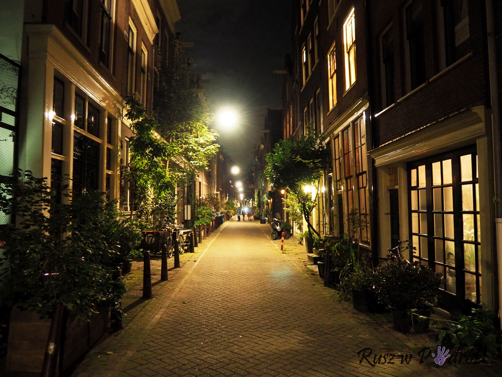 Amsterdam pełen jest malutkich, klimatycznych uliczek. W dzień pełne turystów i rowerów, w nocy zamieniają się w cichą przystań, z dala od restauracji i coffee shop'ów.