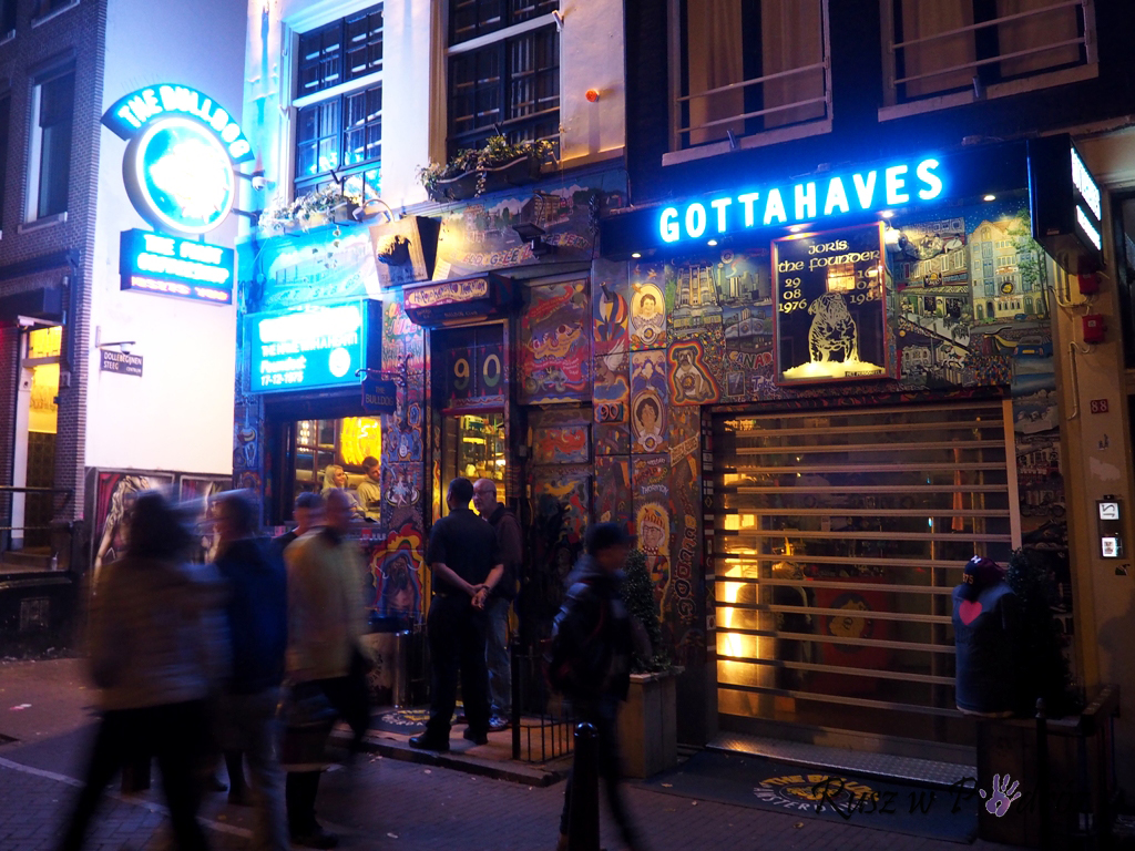 The Bulldog to jeden z pierwszych (o ile nie pierwszy) coffee shop w Amsterdamie. Teraz na tej samej ulicy powstają kolejne buldogi, każdy liczy, że nieświadomy klient wybierze ich przybytek.