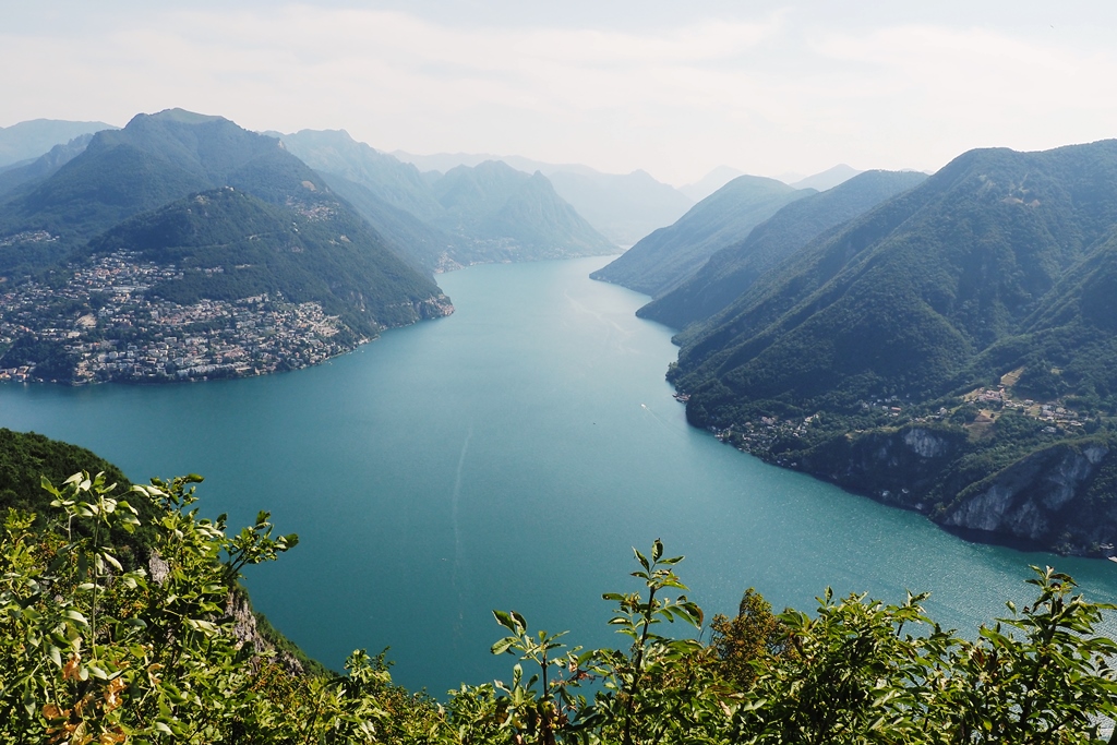 Wspaniały widok na Widok na Jezioro Lugano ze szczytu Monte San Salvatore