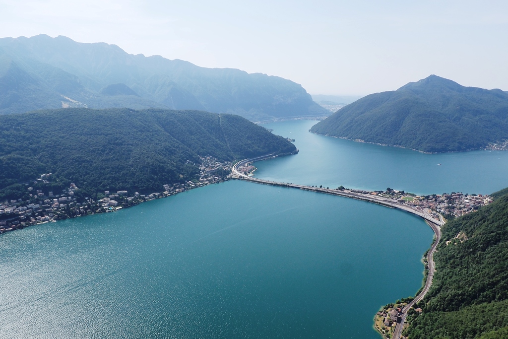 Most drogowy i kolejowy na Jeziorze Lugano. To przez niego przejeżdża się jadąc do Włoch.