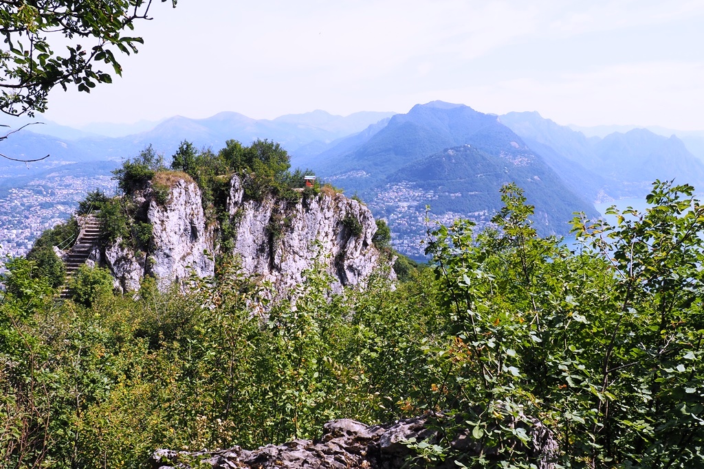 Jeden z licznych punktów widokowych na szlaku na Monte San Salvatore.